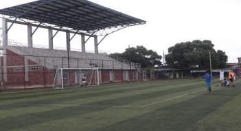En 2018, un lote invadido por el monte se convirtió en una imponente cancha sintética a la que acuden diferentes personas de la ciudad. / Fotos Luis Alfredo Estévez / La Opinión.
