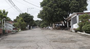 La comunidad pide con urgencia una mejora al salón comunal / Foto Luis Alfredo Estévez / La Opinión.