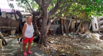 María Isidra Vera, de 72 años de edad, es acompañada en su vejez por cuatro perros como guardianes. 