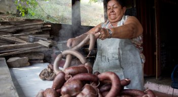 María Guzvina lleva más de 30 años con el negocio de las morcillas. 