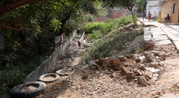 En cada crecida de las aguas, las casas alrededor son invadidas. 