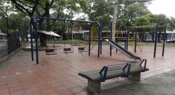 A falta de iglesia, los escenarios deportivos de este barrio han sido transformados por la misma comunidad a través delos años, mediante bazares y actividades grupales. / Fotos José Estévez / La Opinión.