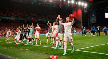 Dinamarca goleó 4-1 a Rusia y se clasificó a los octavos de final de la Eurocopa. 