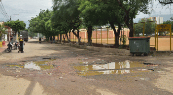 Durante las lluvias se forman charcas que impiden el tránsito vehicular y hasta caminar es difícil en las calles deterioradas de Natilán. / Foto Pablo Castillo/ La Opinión 