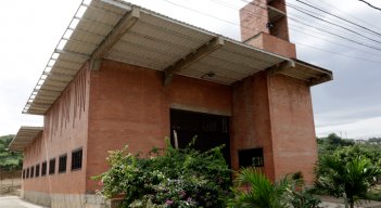 La iglesia fue donada hace más de una década por una devota católica.