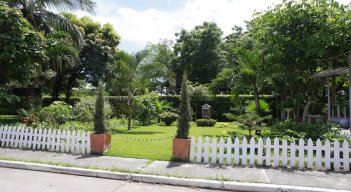 La misma comunidad se ha apersonado de cuidar y embellecer las 14 zonas verdes que fueron surgiendo en el transcurso de la historia del barrio. / Fotografía: José Estévez / La Opinión