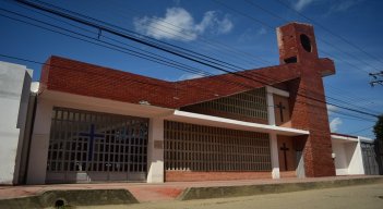 La Parroquia Señor de los Milagros brinda servicios religiosos a los feligreses católicos del barrio. / Pablo Castillo / La Opinión.