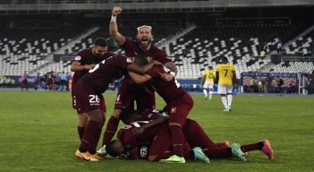 El venezolano Ronald Hernández (abajo) celebra con sus compañeros de equipo después de anotar contra Ecuador./Foto: AFP