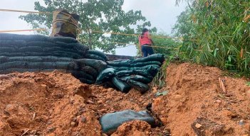 Un muro que se construyó para los estribos empezó a desplomarse. Foto Cortesía