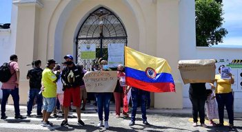 Ayer, en la mañana, deudos de los difuntos que se encuentran en el cementerio exigieron la reapertura del camposanto/Foto Jorge Gutiérrez