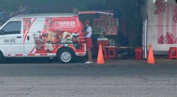 Esta venta de fresas no podrá seguir funcionando en la vía al club Tennis./Foto Jorge Gutiérrez