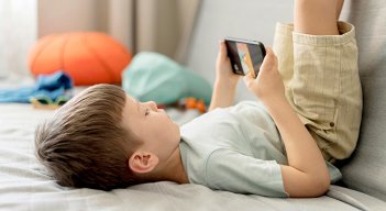 Niños usando el celular. 