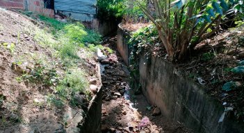 Canal de aguas lluvias en el barrio La Divina Pastora tiene en alarma a sus habitantes.