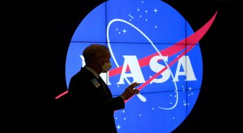 El administrador de la NASA, Bill Nelson, observa durante una visita al Centro de Vuelo Espacial Goddard./ AFP