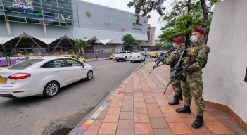 ejercito nacional en el día sin iva brinda seguridad en centros comerciales./foto cortesía