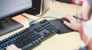 A través de su computador o celular podrá buscar el trabajo que tanto desea.