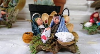 Con hojas de eucalipto, semillas, ramas y conchas se hacen los nacimientos