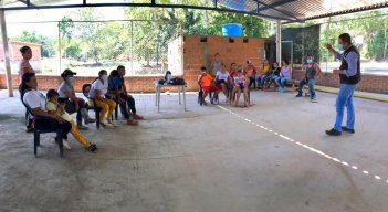 Las mujeres de las asociaciones reciben capacitaciones por profesionales.