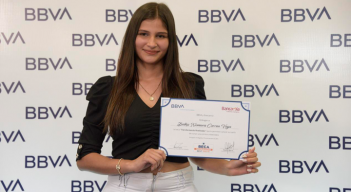 La joven podrá estudiar una carrera profesional con todo pago.