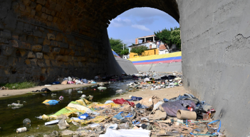 Con los días aumenta la cantidad de basuras en el lugar