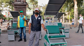 La entrega de los módulos dignifica la labor que ejercen diariamente los históricos lustrabotas del parque Santander.