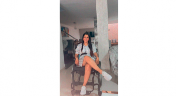 Una sonrisa en su rostro refleja la valentía con la que afronta su proceso  y las ganas de salir adelante.