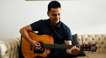 Desde niño le gustó la música y ahora espera convertirse en un gran artista.