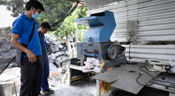 Los materiales son puestos en una máquina para triturarlos y prepararlos.