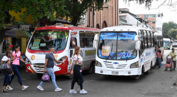El llamado de atención a los conductores es a evitar las aglomeraciones en el transporte público. 
