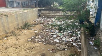 Canal de la curva peleojo está convertida en un basurero./Foto: Angie Barbosa./La Opinión.