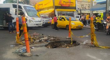El hueco está ubicado en la calle 9 con avenida 8/ Foto: Jorge Gutiérrez/La Opinión