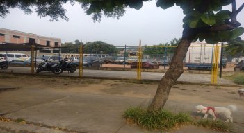 Cancha del barrio Pescadero funciona como parqueadero./Foto: Cortesía./La Opinión.