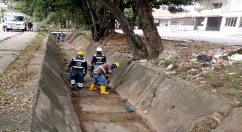 Limpieza de canal trae tranquilidad al barrio Claret./Foto: Cortesía./La Opinión.