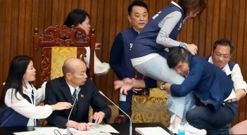 Batalla campal en Parlamento de Taiwán