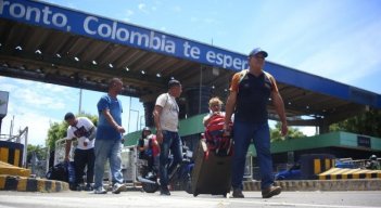 Desde que Nicolás Maduro asumió la presidencia en 2013, el país enfrenta una inflación descontrolada, escasez de alimentos y un deterioro de los derechos humanos. 