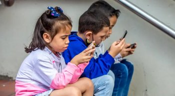 Niños con celulares