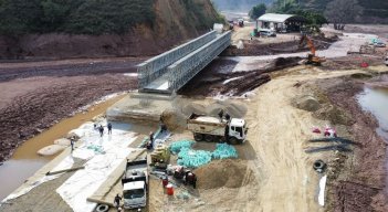 Este fue el puente metálico que se instaló para facilitar el paso sobre el río Tarrita/Foto Archivo
