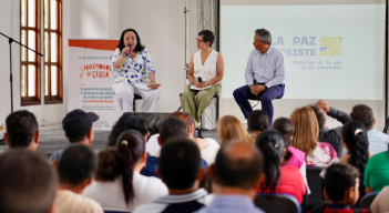 Panel en el foro Resiste la paz.