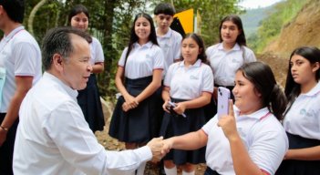 Gobernador entrega uniformes a estudiantes de colegios departamentales/Foto cortesía