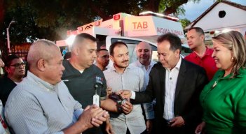 Gobernador William Villamizar entrega las llaves de las ambulancias a los alcaldes del Catatumbo/Foto cortesía