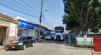 El frecuente paso de tractocamiones amerita la construcción de la variante.