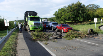 Bloqueo vial en Los Vados.