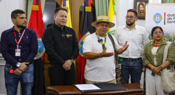 Gobernador William Villamizar junto a líderes indígenas.