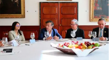 Líderes del Estado a expensas de la Iglesia