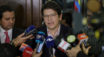 Miguel Uribe declara a los medios de comunicación. 