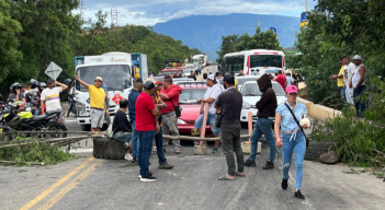 Protesta de volqueteros en la vía Cúcuta - Ocaña.