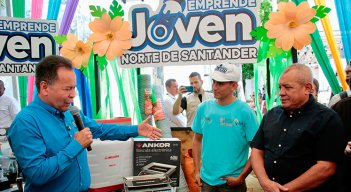 El gobernador William Villamizar destacó que este tipo de iniciativas contribuyen a la generación de empleo. /Foto Cortesía