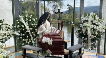 fotos junto al ataúd