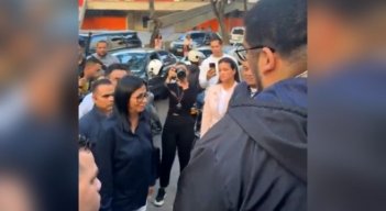 Estudiantes le exigen, cara a cara, a Delcy Rodríguez que libere a todos los presos políticos