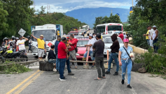 Protesta de volqueteros en la vía Cúcuta - Ocaña.